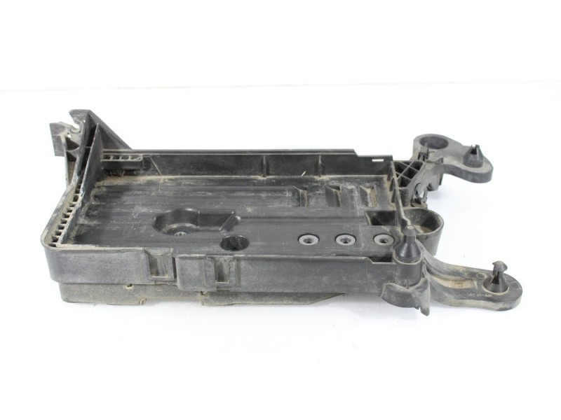 Recambio de soporte bateria para volkswagen passat b8 (3g2, cb2) 1.6 tdi referencia OEM IAM 5Q0915321H/5Q0915331J  