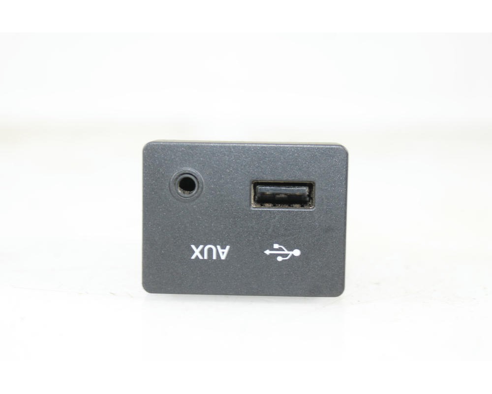 Recambio de entrada usb para ssangyong rexton w / rexton 2.0 xdi referencia OEM IAM 299117682  