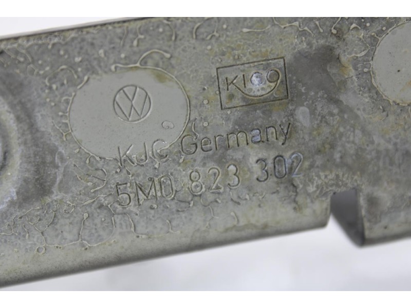 Recambio de bisagra capo derecha para volkswagen golf v (1k1) 1.9 tdi referencia OEM IAM 5M0823302  