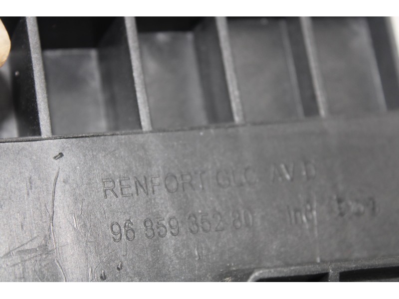 Recambio de soporte derecho paragolpe trasero para peugeot 3008 active referencia OEM IAM 9685935280  