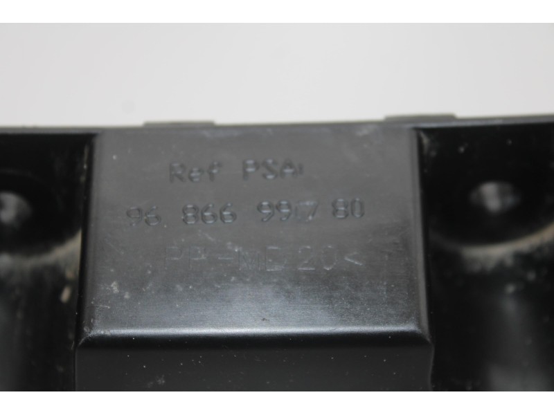 Recambio de soporte derecho paragolpe trasero para peugeot 508 active referencia OEM IAM 9686699780  