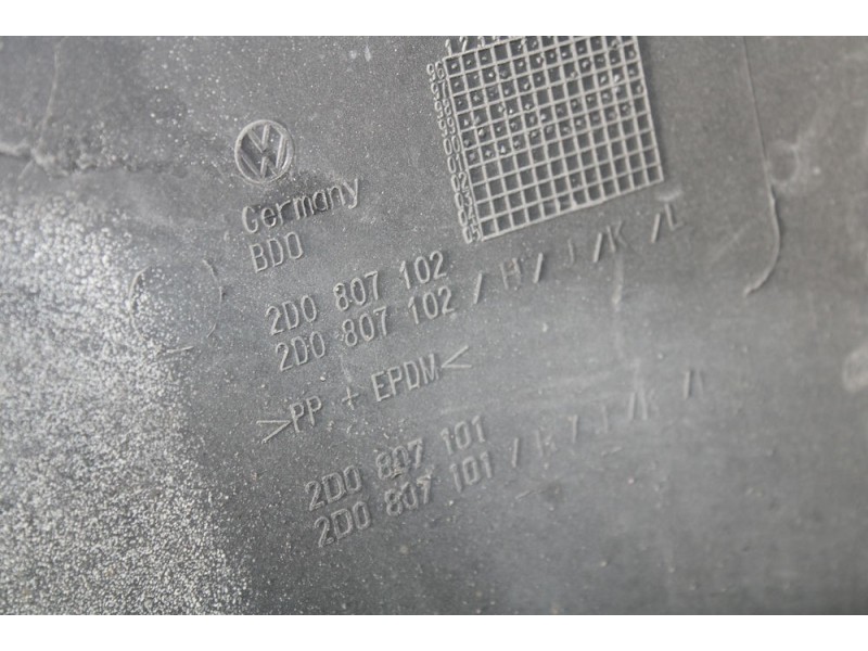 Recambio de paragolpes delantero para volkswagen lt caja cerrada / combi (mod. 1997) referencia OEM IAM 2D0807102  