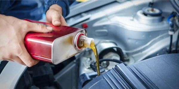 ¿Cada cuánto tiempo hay que cambiar el aceite de tu coche?