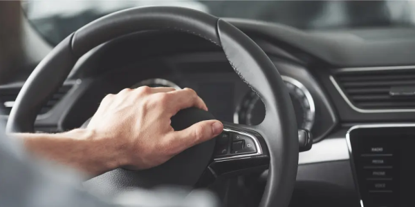 ¿Por qué vibra el volante de mi coche?