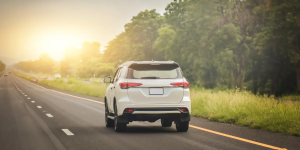 ¿Qué piezas del coche debes comprobar o cambiar antes de hacer un viaje largo?